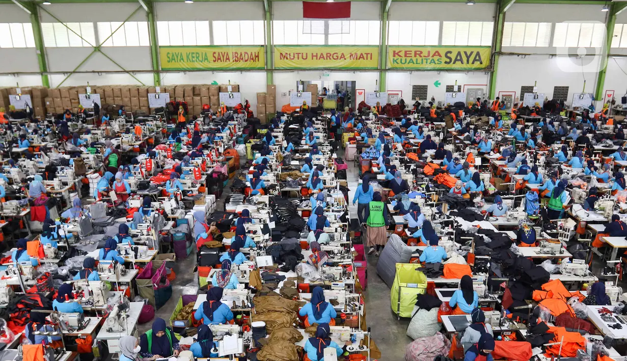 PT Eksonindo Multi Product Industry (EMPI) memproduksi barang luar ruangan (outdoor) sebanyak 6.000 pcs per hari dari merk Eiger, Bodypack, dan Export. (Liputan6.com/Herman Zakharia)