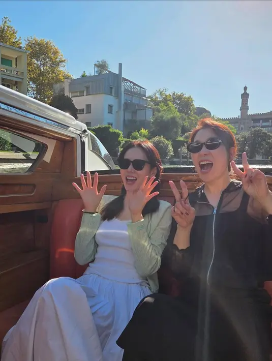 Kali ini, Son Ye Jin memilih menata rambut mediumnya dengan double braided ponytail [@yejinhand]