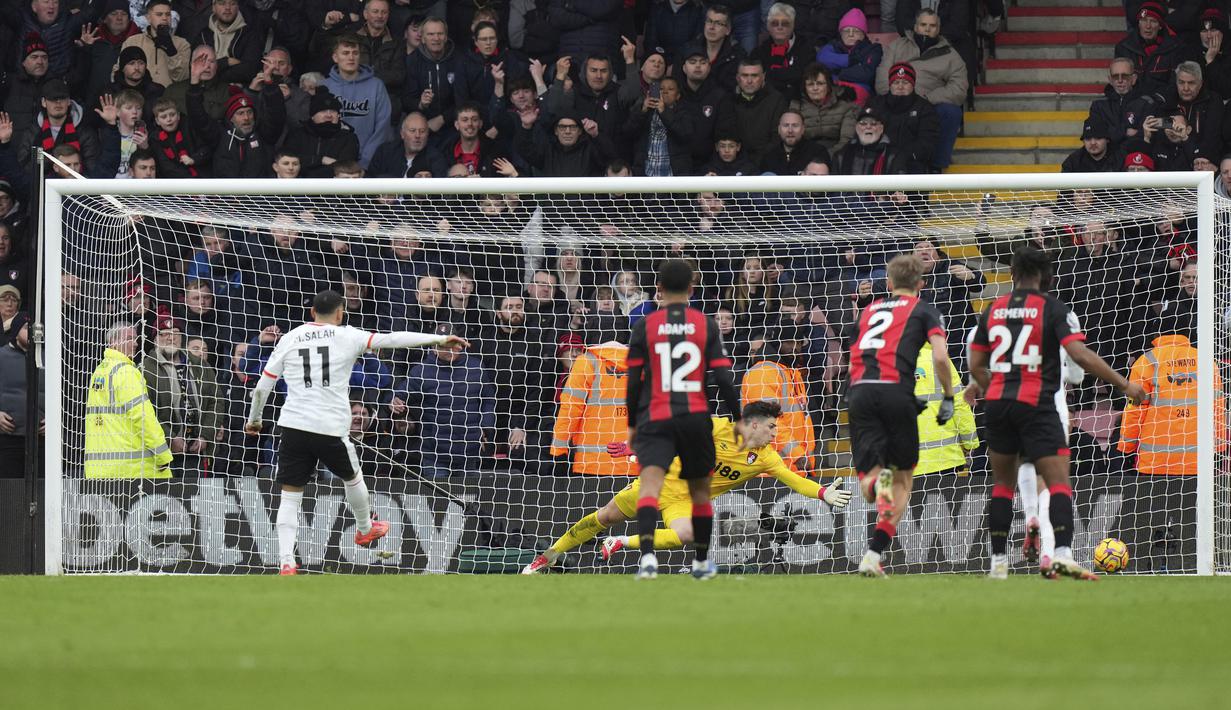 Pemain Liverpool, Mohamed Salah mencetak gol melalui tendangan penalti ke gawang Bournemouth dalam laga lanjutan Liga Inggris 2024/2025 di Vitality Stadium, Bournemouth, Inggris, Sabtu (02/02/2025). (AP Photo/Alastair Grant)