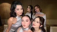 Beby Tsabina pernah bintangi Mermaid in Love tahun 2016 dan berperan sebagai Ruby. Hubungan yang masih terjalin dengan para pemainnya, kebersamaannya pun sudah seperti saudara. Syifa Hadju, Elina Joerg, Rebecca Klopper, Adzwa Aurel dan Jovita Karen jadi bridesmaid Beby Tsabina di hari bahagia. Bridesmaid Beby ini sudah curi perhatian sejak bridal shower digelar. (Liputan6.com/IG/@elinaaaaajoerg)