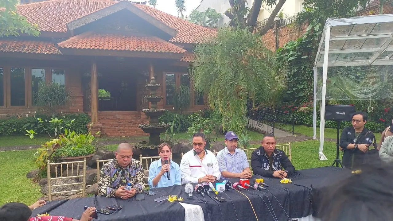 Keluarga Ferry Irawan Minta Masyarakat Tidak Bahas Persoalan di Luar Kasus KDRT, Termasuk Perihal Ekonomi Keluarga.