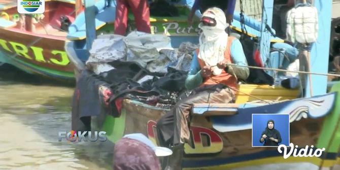 Warga di Karawang Bersihkan Minyak Mentah dari Pesisir Gunakan Perahu