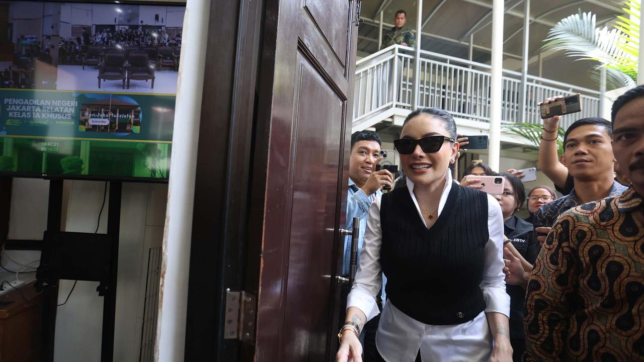 FOTO: Artis  Nikita Mirzani Dituntut 11 Tahun Penjara dalam Kasus Pemerasan dan TPPU