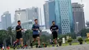 Sejumlah warga berlari saat berolahraga di kawasan Monas, Jakarta, Rabu (30/1). Kawasan Monas menjadi tempat favorit warga Ibu Kota untuk berolahraga. (Bola.com/M Iqbal Ichsan)