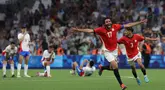 Pemain tengah Mesir, Mohamed Elneny (17) dan Ahmed Atef merayakan kemenangan mereka setelah adu penalti dalam pertandingan perempat final sepak bola melawan Paraguay selama Olimpiade Paris 2024 di Stadion Orange Velodrome, Marseille pada 2 Agustus 2024. (Pascal GUYOT/AFP)