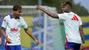 Pemain Timnas Spanyol, Lamine Yamal dan Nico Williams, bercanda saat mengikuti sesi latihan jelang laga final melawan Inggris di Donaueschingen, Jerman. (AP Photo/Manu Fernandez)