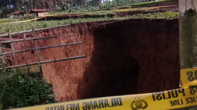 Lubang Raksasa di Sukabumi (Foto: Jenal Abidin)