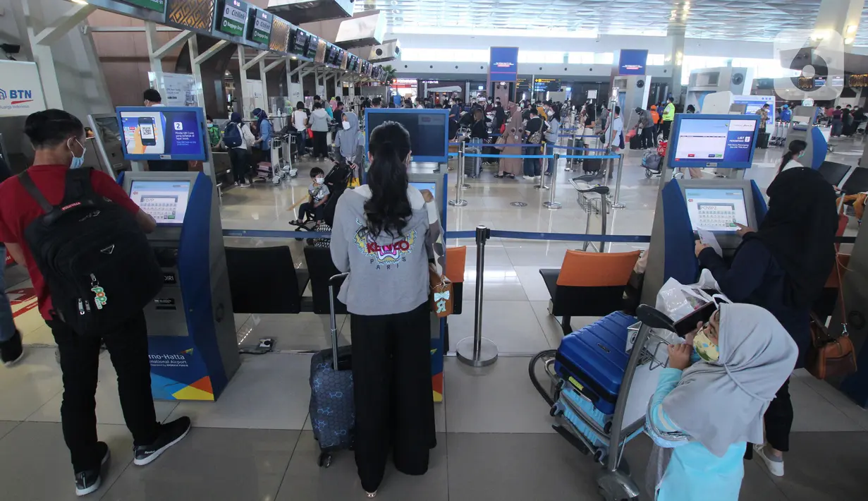 Calon penumpang beraktivitas di Terminal 3 Bandara Soekarno Hatta, Tangerang, Banten, Jumat (18/12/2020). PT Angkasa Pura II (Persero) atau AP II memprediksi lalu lintas sebanyak 2,1 juta penumpang pada periode angkutan Natal dan Tahun Baru 2021. (Liputan6.com/Angga Yuniar)