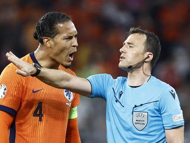 Bek Belanda #04 Virgil Van Dijk (kiri) bereaksi saat wasit Jerman Felix Zwayer memberikan keputusan penalti dalam laga semifinal Euro 2024 melawan Inggris di Signal Iduna Parklaga semifinal Euro 2024, Kamis (11/7/2024) dini hari WIB. (KENZO TRIBOUILLARD / AFP)
