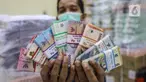Petugas menata uang tunai di Bank Negara Indonesia (BNI) Cash Center, Jakarta, Kamis (14/3/2024). (Liputan6.com/Angga Yuniar)