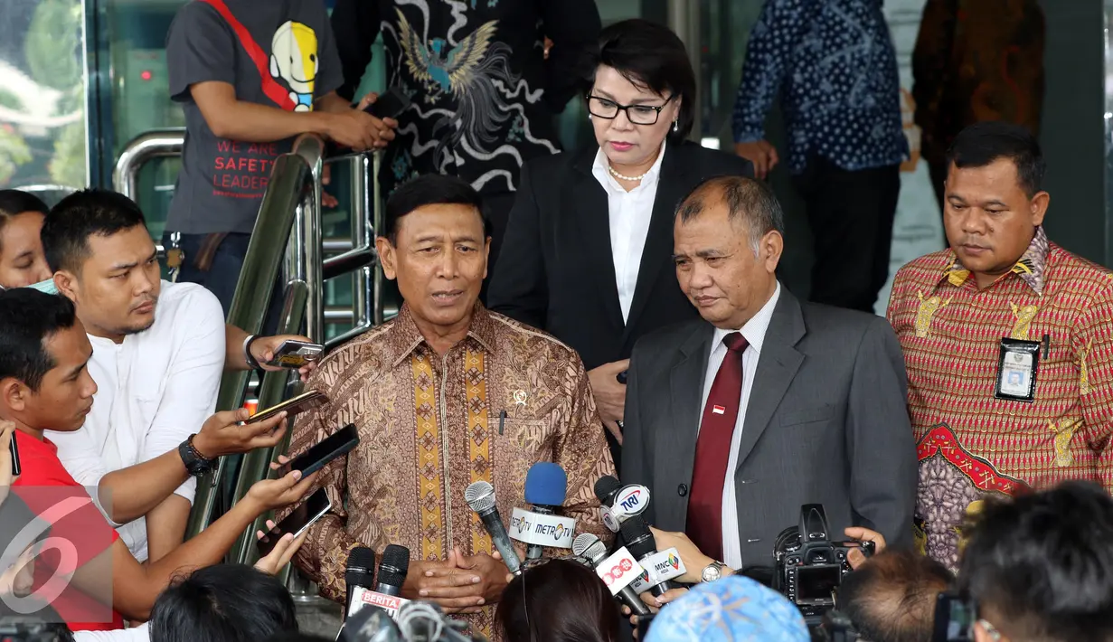 Menko Polhukam Wiranto memberikan keterangan pers usai menyerahkan LHKPN ke KPK, Jakarta, Jumat (7/10). Wiranto menyerahkan LHKPN sebagai anggota Kabinet Kerja. (Liputan6.com/Helmi Afandi)