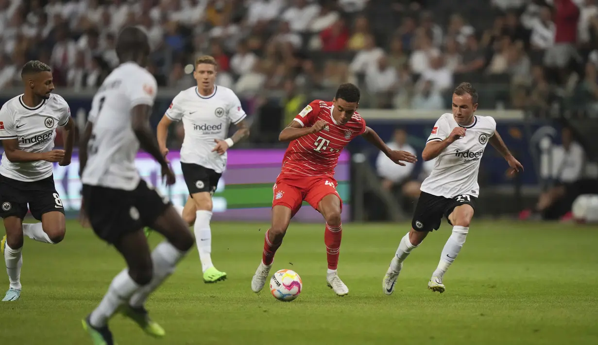Meski sudah tidak diperkuat Robert Lewandowski, Munchen tetap menyeramkan lewat seorang pemain berusia 19 tahun, Jamal Musiala. Musiala menyumbang dua gol dalam kemenangan 6-1 atas Eintracht Frankfurt. (AP Photo/Matthias Schrader)