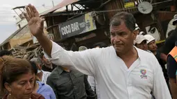 Presiden Ekuador, Rafael Correa (kanan) menyapa para warga saat mengunjungi lokasi gempa di kota Canoa, Ekuador, 18 April 2016. Dalam kesempatan tersebut, Rafael berbincang dengan warga yang menjadi korban gempa berkekuatan 7,8 SR (REUTERS/Henry Romero)