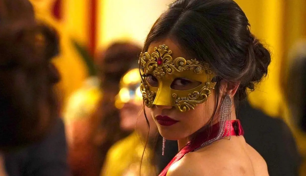 Bertopeng dan mengenakan gaun berwarna merah satin, Pevita tampil bold dan fearless. Gaun yang dikenakannya ini memiliki detail halter-neck dan backless menambah nuansa glamor yang menampilkan sisi lain Pevita dalam warna merah. Foto: Instagram.