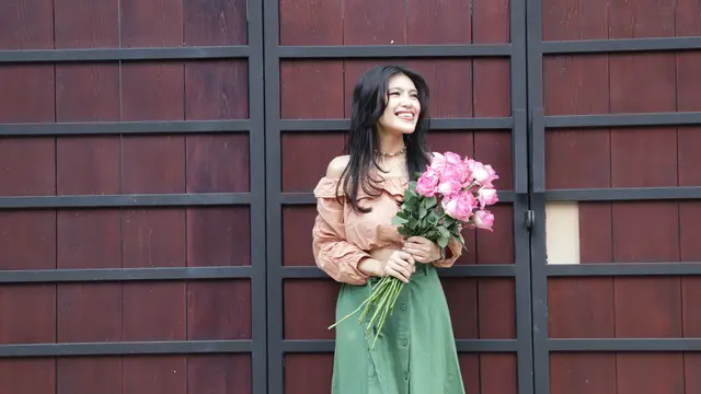 wanita desember  bunga mawar