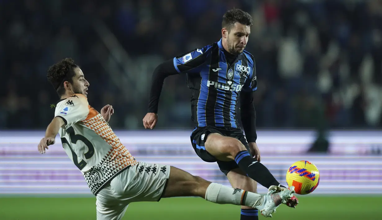 Bek Atalanta, Berat Djimsiti berusaha melewati pemain Venezia, Sofian Kiyine pada pertandingan lanjutan Liga Serie A Italia di Stadion Gewis di Bergamo, Italia, Selasa (30/11/2021). Atalanta menang atas Venezia 4-0. (Spada/LaPresse via AP)