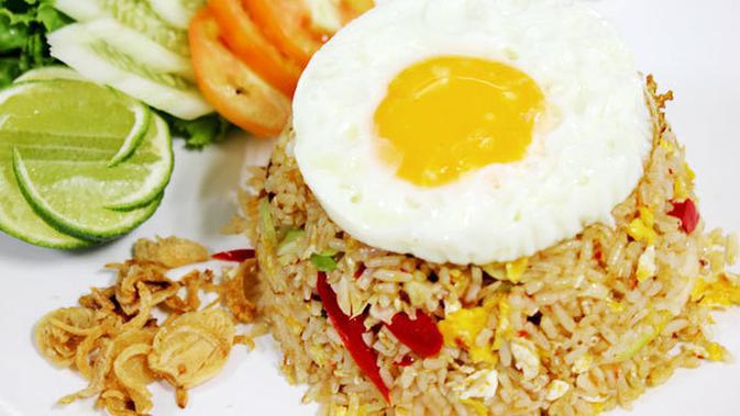 Makan Malam Nikmat dengan Nasi Goreng Telur Ayam dan Tahu 