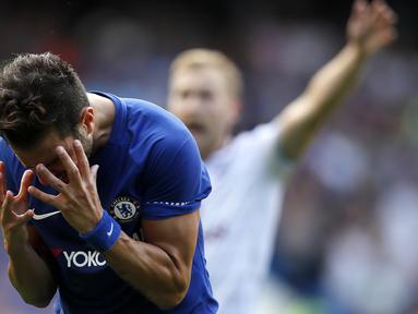 Ekspresi pemain Chelsea, Cesc Fabregas usai menerima kartu merah dari wasit saat melawan Burnley pada laga perdana Premier League di Stamford Bridge, (12/8/2017). Chelsea kalah 2-3. (AP/Kirsty Wigglesworth)