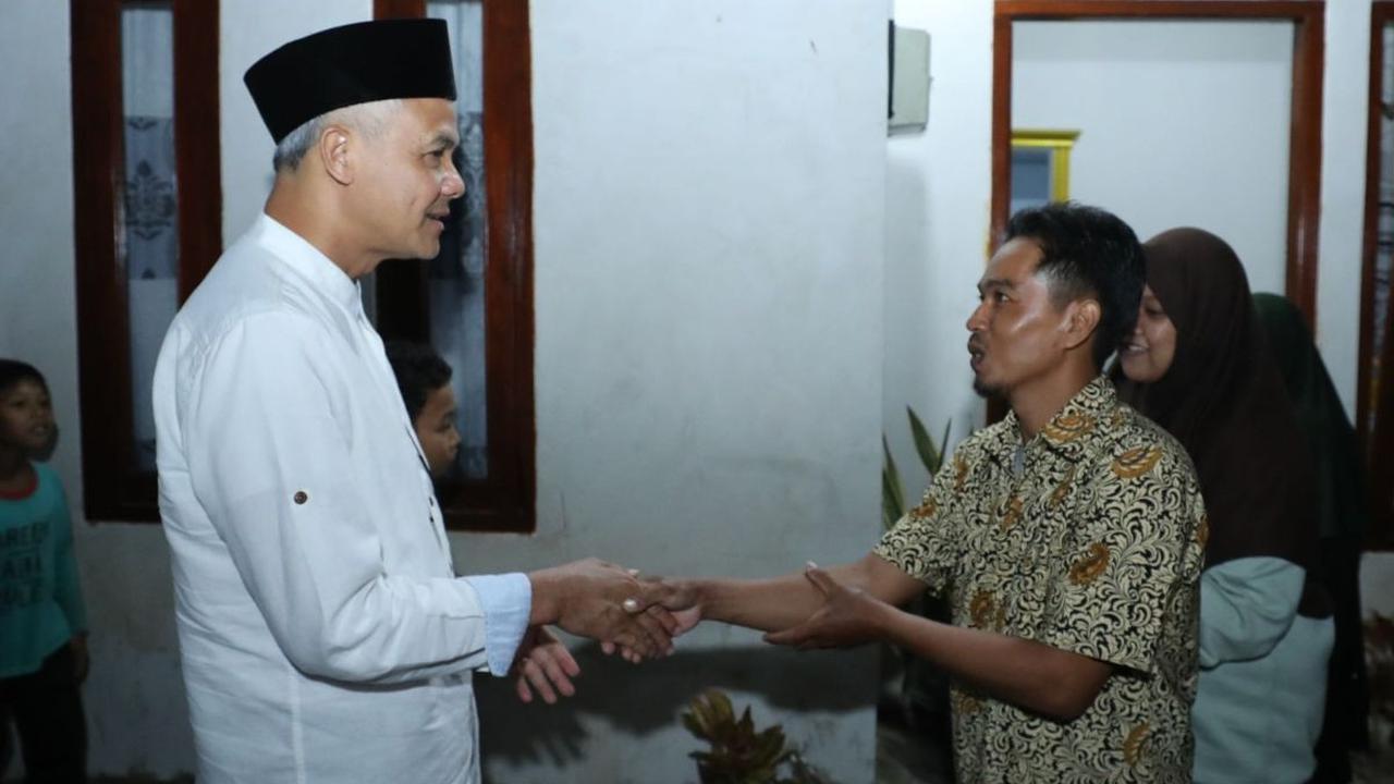 Setelah itu, Ganjar dan istri menuju rumah model ruspin hasil program ‘Tuku Lemah Oleh Omah’ milik penerima bantuan bernama Marsono, seorang buruh serabutan.