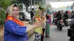 Polwan di Jakarta timur turun ke jalan menggunakan kebaya dalam rangka menyambut hari Kartini. 