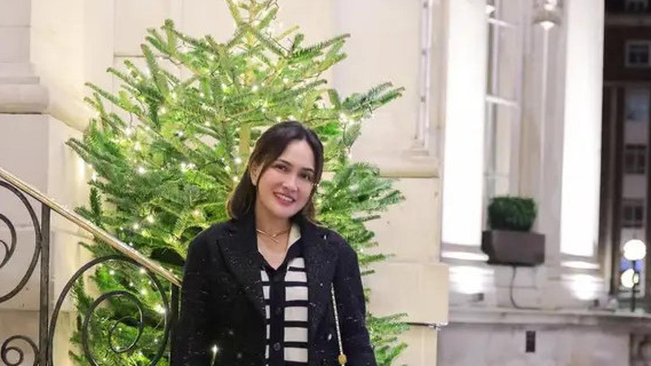6 Potret Cantik Anggun Shandy Aulia dan Claire Buah Hatinya Menikmati Momen Awal Tahun Baru 2025 di London Inggris