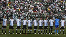 Para pemain starting XI Timnas Argentina berbaris menyanyikan lagu kebangsaaan Argentina jelang menghadapi Timnas Bolivia pada laga lanjutan Kualifikasi Piala Dunia 2026 zona Conmebol di La Paz Stadium, Bolivia, Rabu (13/9/2023) dini hari WIB. (AP Photo/Juan Karita)