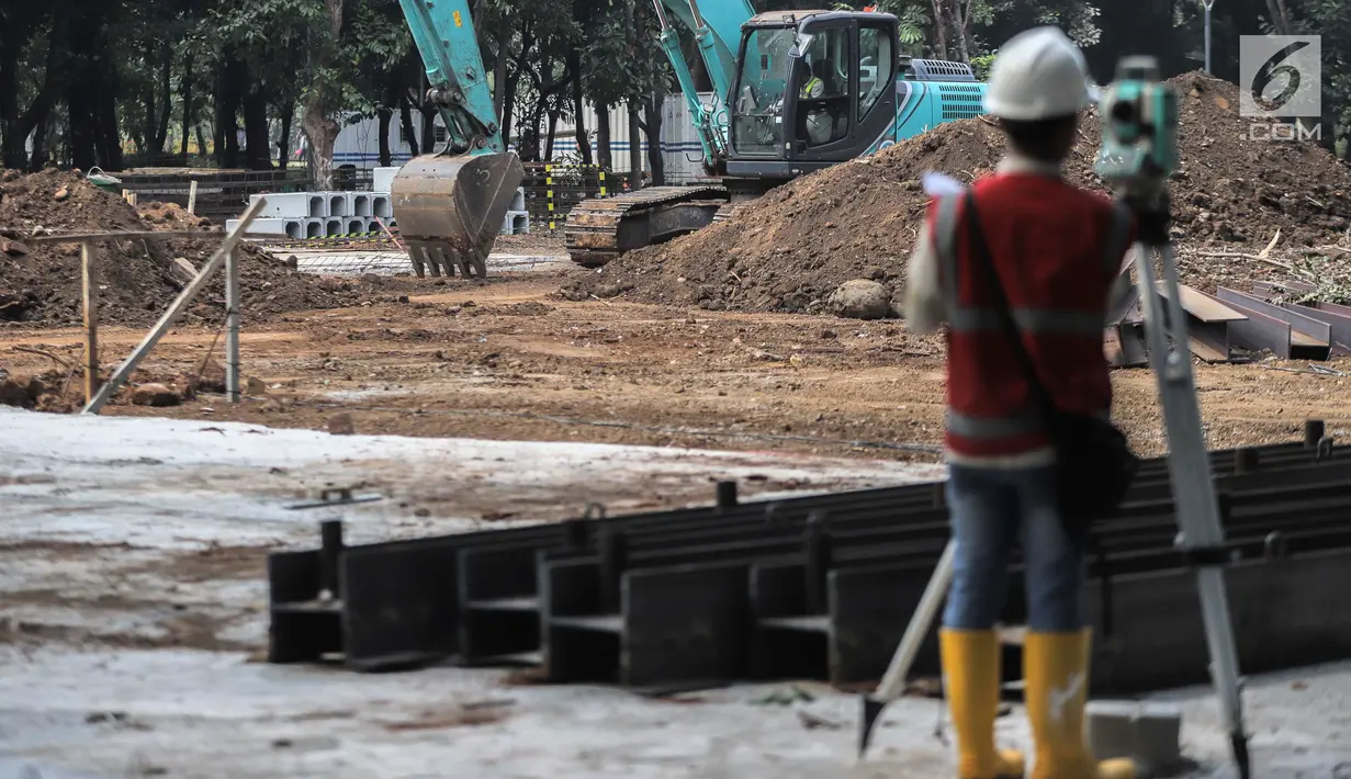 Pekerja menyelesaikan proyek pembangunan mass rapid transit (MRT) fase II rute Bundaran HI-Kota di Taman Monas, Jakarta, Selasa (2/7/2019). Direktur Konstruksi PT MRT Jakarta Silvia Halim mengatakan proyek MRT fase II menelan biaya investasi sebesar Rp 22,5 triliun. (Liputan6.com/Faizal Fanani)