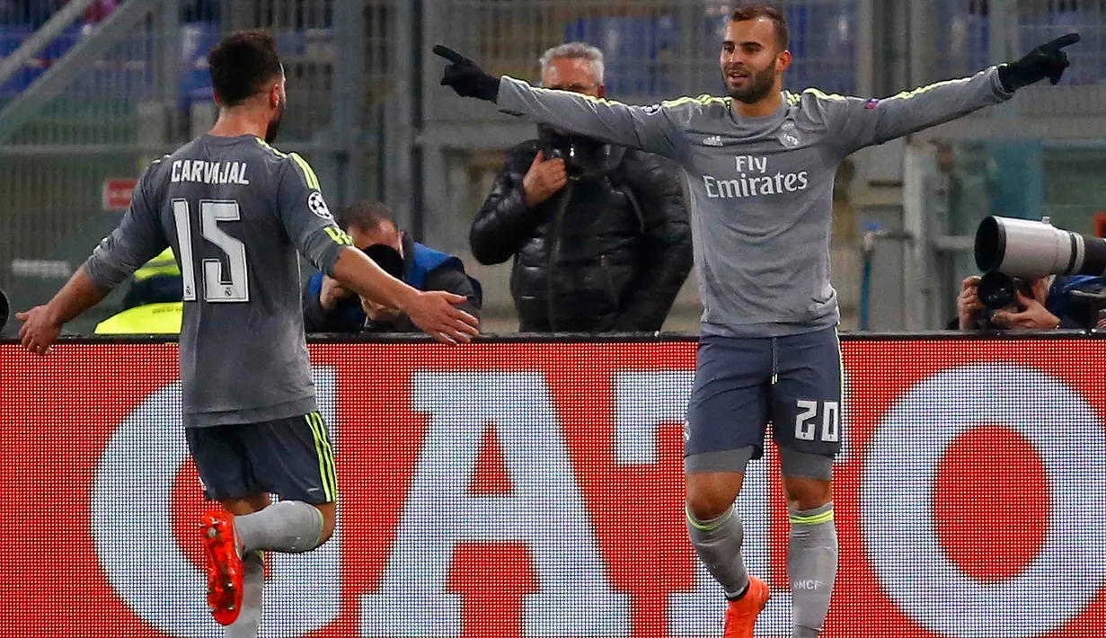 Penyerang Real Madrid, Jese (kanan) melakukan selebrasi usai mencetak gol kedua untuk Real Madrid pada leg pertama 16 besar Liga Champions di Stadion Olimpico, Italia (18/2). Real Madrid menang atas AS Roma dengan skor 2-0. (REUTERS/Tony Gentile)   