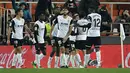 Para pemain Valencia merayakan gol yang dicetak penyerang Goncalo Guedes ke gawang Sevilla pada pertandingan lanjutan La Liga Spanyol di stadion Mestalla di Valencia (20/1/2022). Valencia bermain imbang atas Sevilla 1-1. (AFP/Jose Jordan)