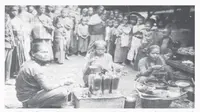 Penjual jamu keliling, yang beraktivitas di pusat-pusat perekonomian tradisional Jawa pada tahun 1920-an. Ketika terjadi wabah influenza pada tahun 1919 di Jawa, sebagian besar masyarakat Jawa berpaling pada pengobatan dengan jamu. (Dok Lampiran Buku “Yang Terlupakan Sejarah Pandemi Influenza 1918")