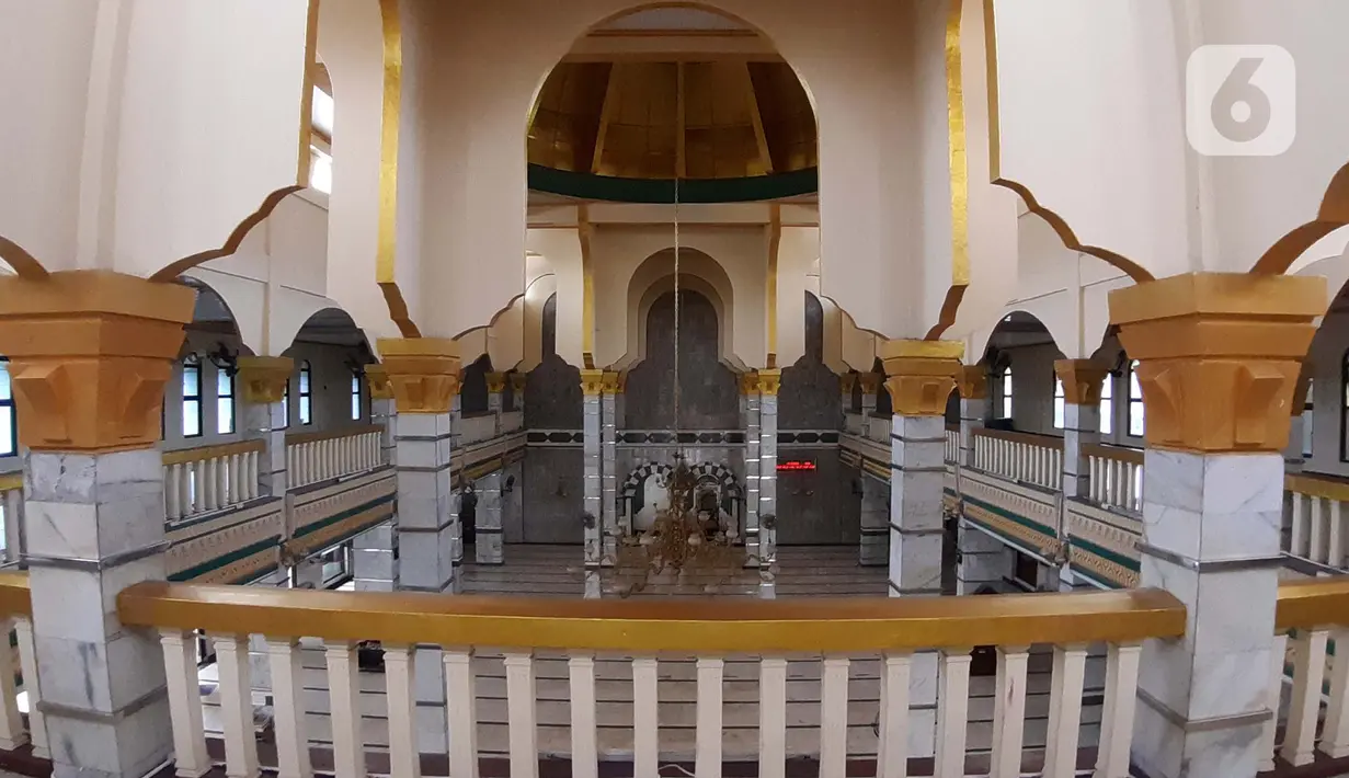 Suasana lantai atas Masjid Jami' Al Munawwar, Jakarta, Kamis (7/5/2020). Meski di tengah ancaman pandemi COVID-19, sejumlah umat muslim tetap memanfaatkan Masjid Jami' Al Munawwar untuk melaksanakan ibadah di bulan suci Ramadan 1441 H. (Liputan6.com/Helmi Fithriansyah)