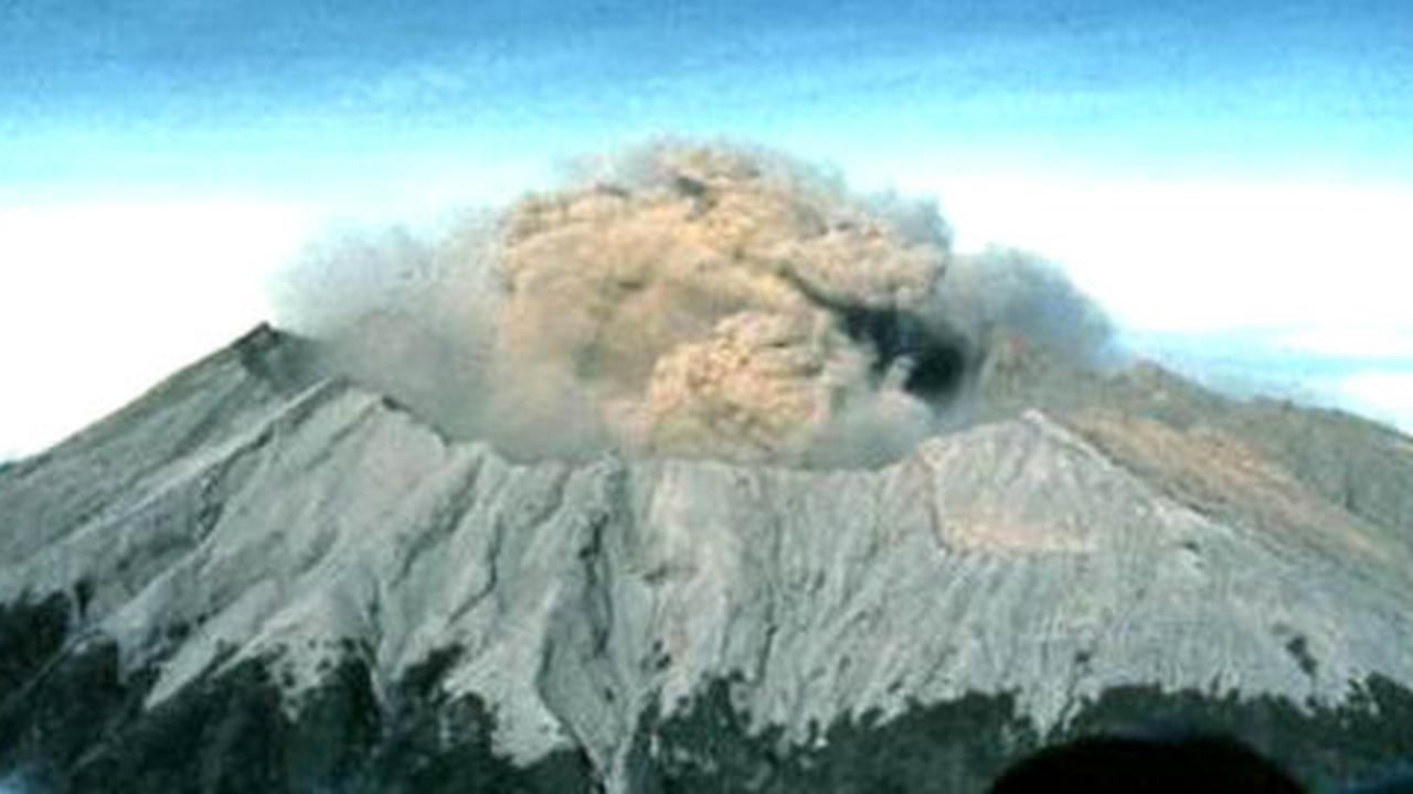 Akibat erupsi Gunung Raung, penerbangan ke Juanda dialihkan ke Bali
