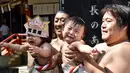 Kompetisi sumo di Jepang tak hanya diikuti orang dewasa tetapi juga diikuti bayi, Tokyo, (21/9/14). (AFP PHOTO/ Yoshikazu TSUNO)