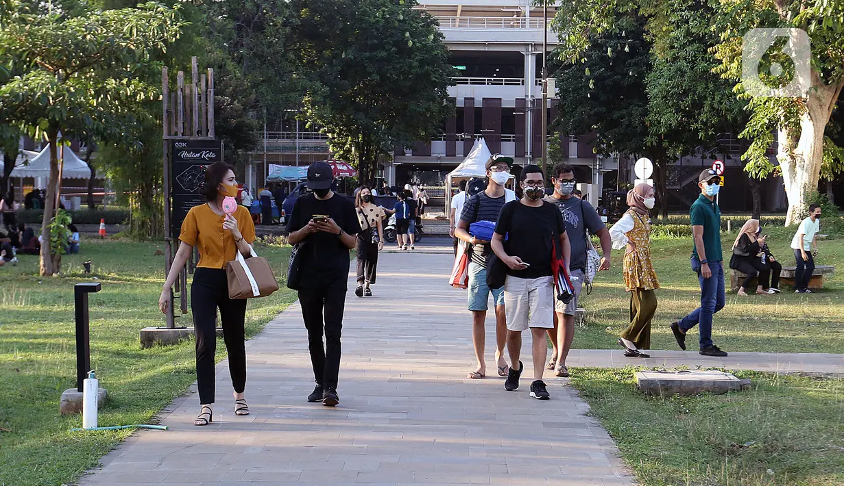 Warga mengunjungi area hutan kota di Komplek Gelora Bung Karno, Senayan, Jakarta, Sabtu (22/08/2020). Pengunjung memanfaatkan pemandangan dan suasana Hutan Kota GBK untuk menghabiskan libur akhir pekan di tengah pandemi Covid-19. (Liputan6.com/Herman Zakharia)