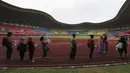 Warga mengantre untuk menerima suntikan vaksin Sinovac saat vaksinasi massal virus corona COVID-19 untuk umum di Stadion Patriot Candrabhaga, Bekasi, Jawa Barat, Senin (14/6/2021). Peminat vaksinasi COVID-19 di Stadion Patriot Candrabagha sangat tinggi. (AP Photo/Achmad Ibrahim)