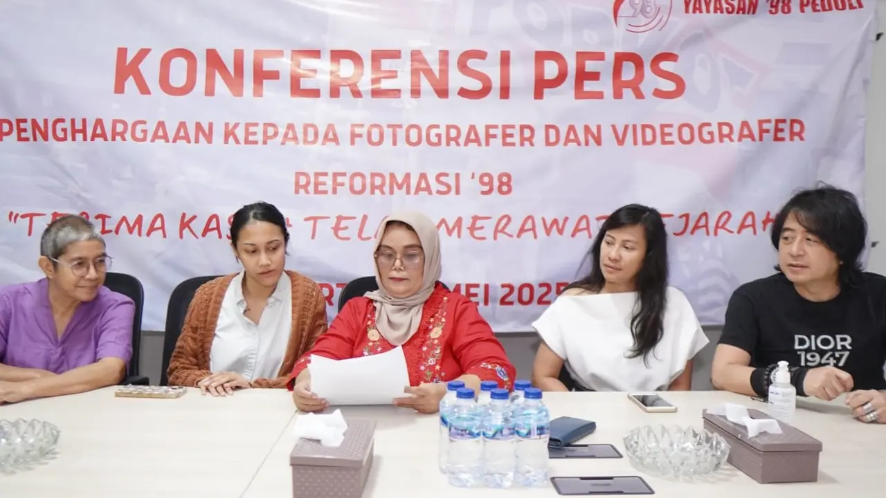Dalam rangka 27 tahun reformasi, Yayasan 98 Peduli memberikan penghargaan kepada dua sosok yang dipandang berjasa dalam mendokumentasikan tragedi Mei 1998.