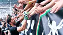 Kiper Juventus Gianluigi Buffon menyapa suporter sebelum pertandingan melawan Hellas Verona pada lanjutan Liga Serie A Italia di Stadion Allianz, (19/5). Buffon dipastikan akan hengkang pada setelah musim ini berakhir. (AP Photo/Alessandro Di Marco)