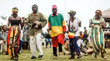 Penggemar musik reggae menari bersama saat memperingati ulang tahun Bob Marley dalam One Love Festival and Rasta Fair di North Beach Amphitheatre, Durban, Afrika Selatan, Minggu (3/2). (RAJESH JANTILAL/AFP)