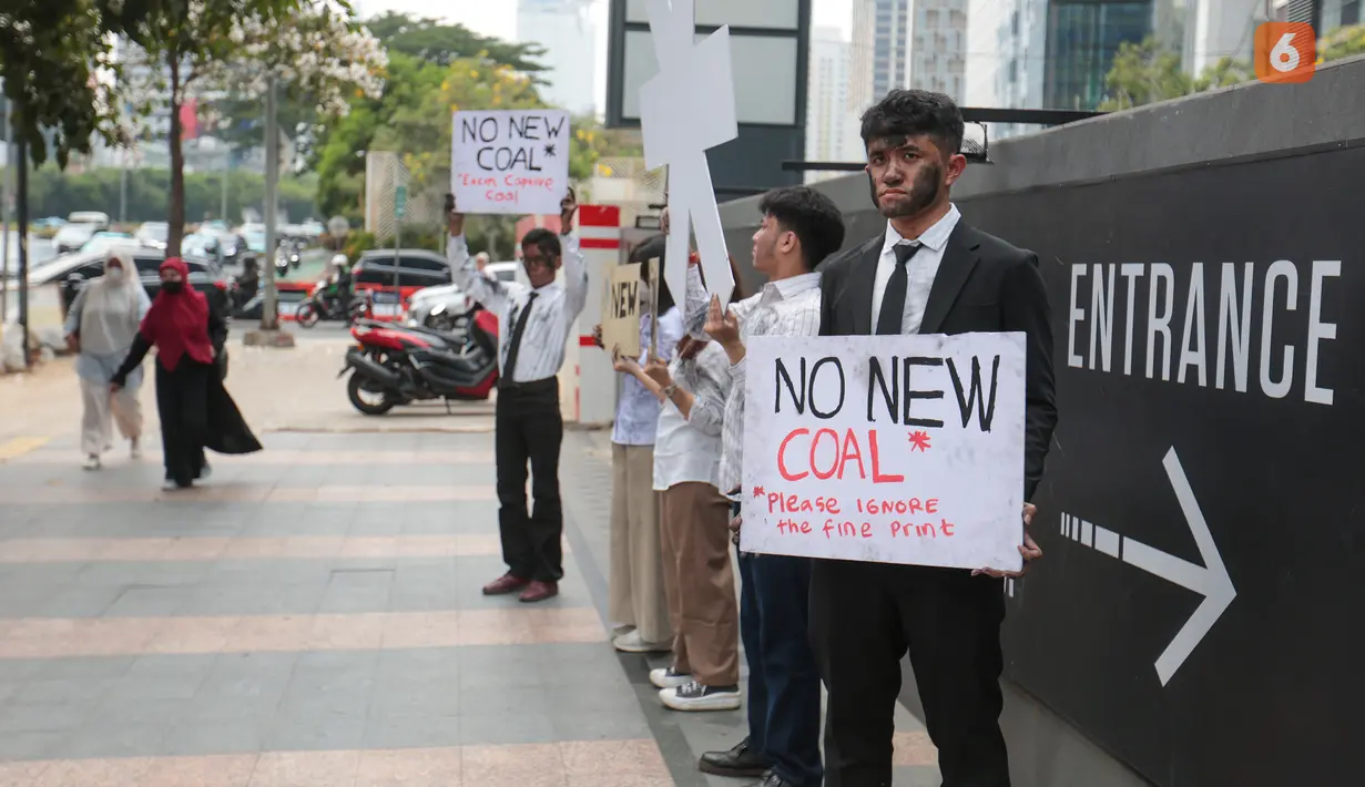 Aksi aktivis lingkungan Market Forces menyoroti penggunaan batu bara captive sebagai sumber energi privat yang dinilai berdampak terhadap lingkungan dan pemanasan global. (KLY/Budy Santoso)