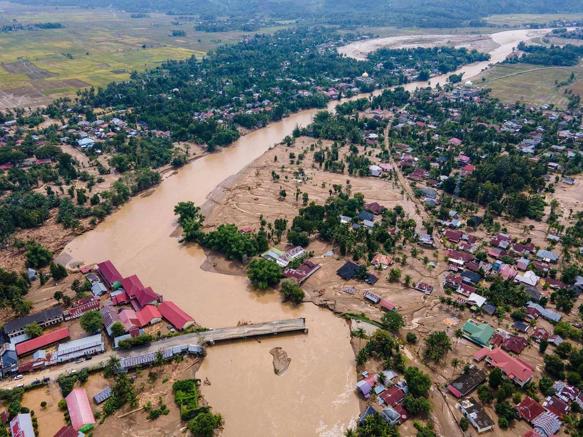 FOTO: Banjir Bandang Lumpuhkan Pidie Jaya, Jalur Aceh–Sumut Terputus