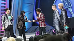 Komika Ephy saat berbicang bersama presenter dan juri Stand Up Comedy 2015 di Studio Indosiar, Jakarta, (13/11/2015). Para Finalis akan merebutkan memperebutkan hadiah ratusan juta rupiah. (Liputan6.com/Immanuel Antonius)