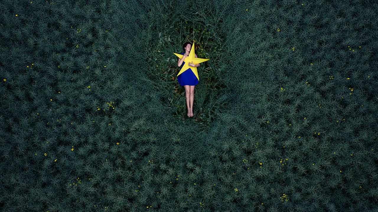[Bintang] Tanpa Manipulasi Photoshop, 10 Foto Ini Cantik dari Sananya!