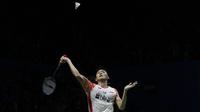 Tunggal putra Indonesia, Jonatan Christie, mengembalikan kok saat melawan Rasmus Gemke pada Blibli Indonesia Open 2019 di Istora Senayan, Jakarta, Selasa (16/7). Jojo menang 21-17 24-22. (Bola.com/Vitalis Yogi Trisna)