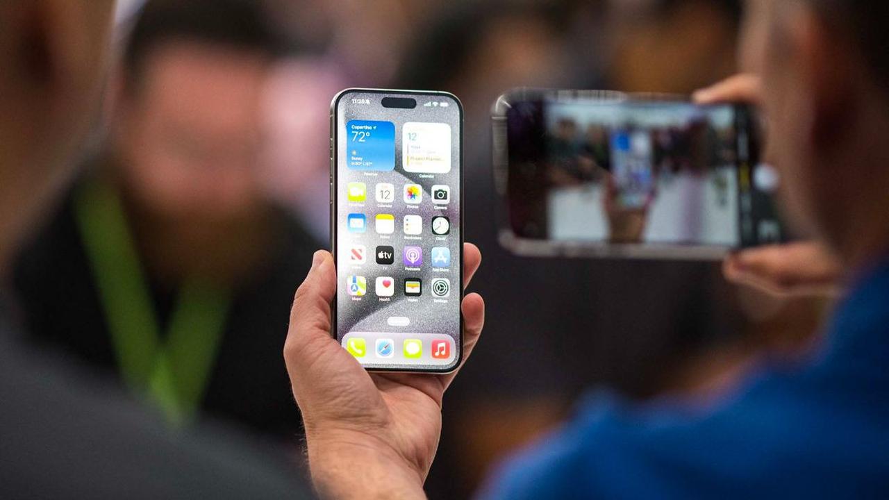 Apple mengklaim GPU A17-nya 20 persen lebih cepat dari seri sebelumnya dengan efisiensi daya yang lebih baik. Untuk pertama kalinya pada chip seri A, A17 mendukung ray tracing yang dipercepat dengan perangkat keras.
