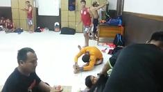 Jelang pertandingan melawan PS TNI dalam lanjutan Piala Jenderal Sudirman di Sidoarjo, Jawa Timur, pukul 19.30 hari ini (18/11/2015), pemain Borneo FC mendengarkan alunan lagu daerah di ruang ganti. 