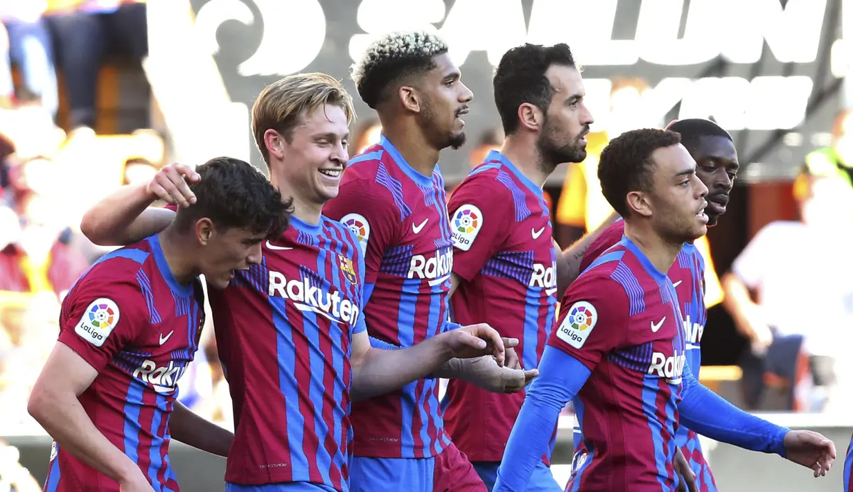 Gelandang Barcelona, Frenkie de Jong (kedua kiri) berselebrasi dengan rekan setimnya usai mencetak gol ke gawang Valencia pada pertandingan La Liga Spanyol di stadion Mestalla, Spanyol, Minggu (20/2/2022). Barcelona menang atas Valencia 4-2. (AP Photo/Alberto Saiz)