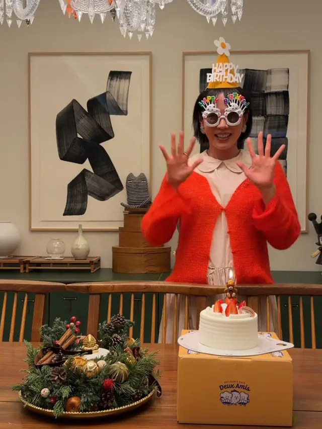 Son Ye Jin Rayakan Usia ke-44 mengenakan kacamata lucu. [@yejinhand]