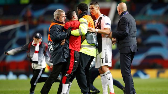 Aksi Nekat Fans MU Hampiri Ronaldo di Lapangan