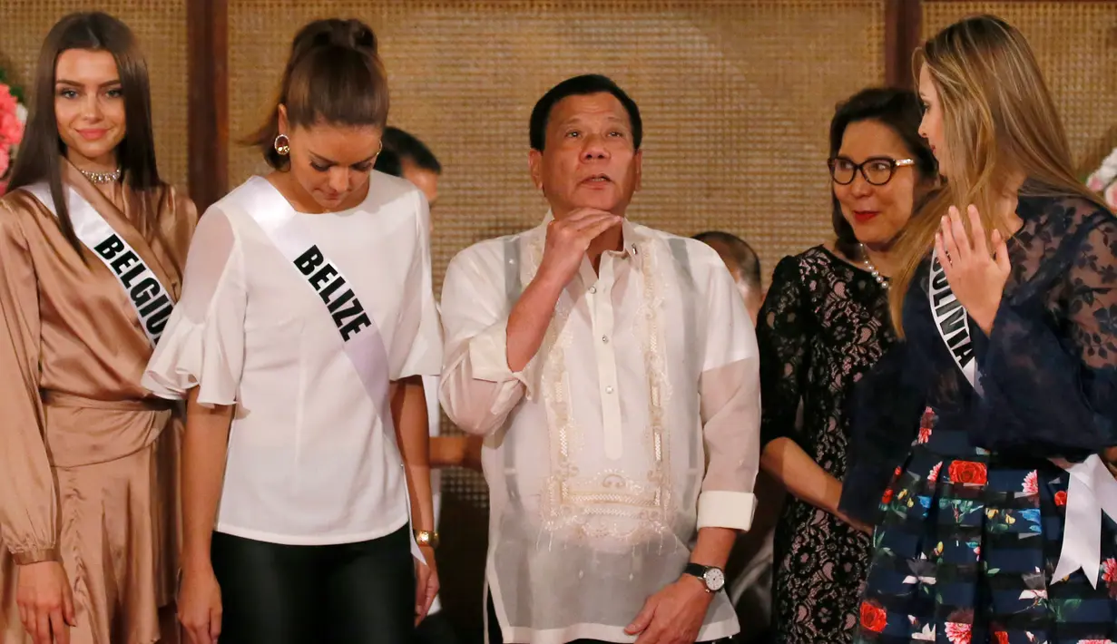 Presiden Filipina, Rodrigo Duterte menyambut kedatangan kontestan Miss Universe 2016 di Istana Presiden Manila, Filipina (23/1). 84 kontestan bertemu dengan Rodrigo Duterte yang dikenal sadis terhadap bandar narkoba. (AP Photo/Bullit Marquez)