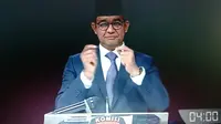 Calon presiden (capres) nomor urut 1, Anies Baswedan menggunakan bahasa isyarat saat pembukaan dalam sesi memaparkan visi-misi di debat kelima yang digelar KPU, pada Minggu (4/2/2024). (YouTube KPU).